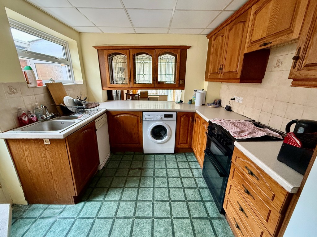 Lot: 148 - SEMI-DETACHED HOUSE FOR REFURBISHMENT - Kitchen